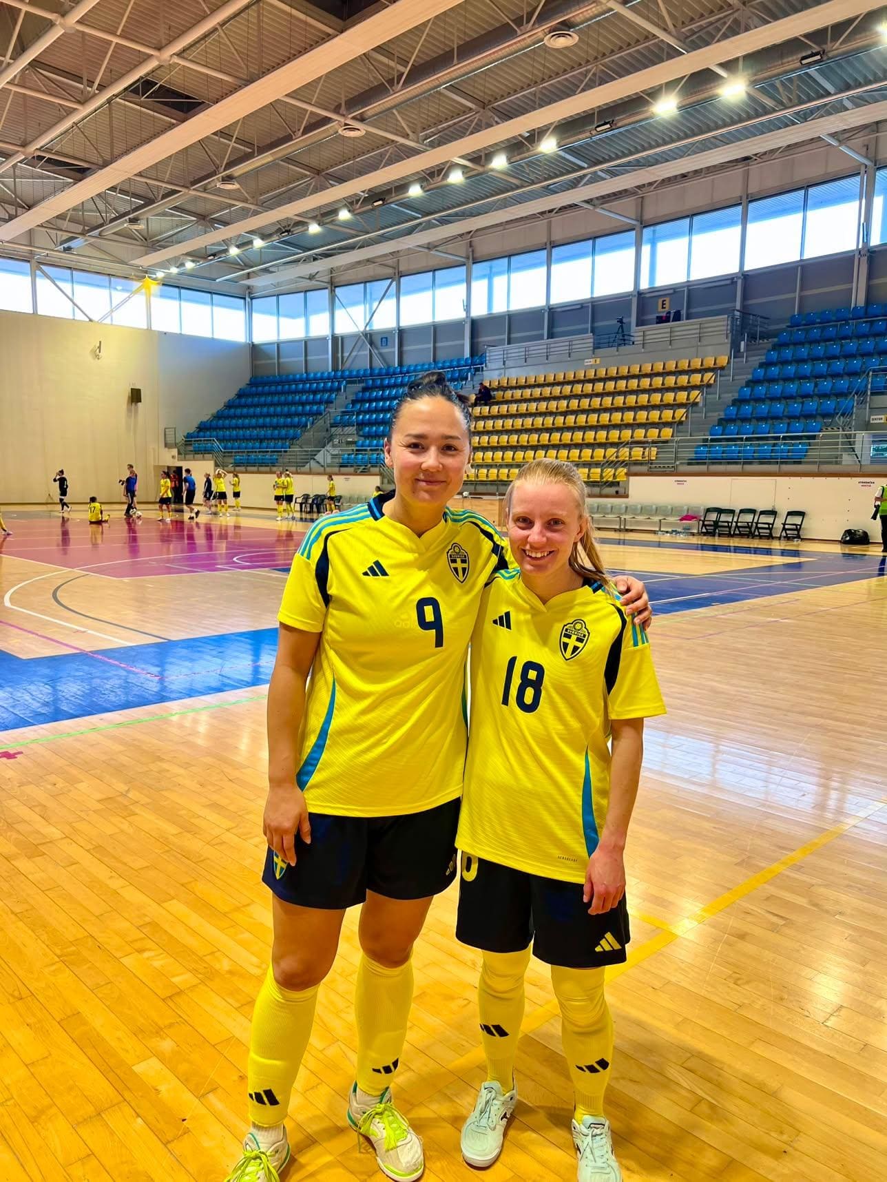 Isabel Maria Aguilar (9) and Ebba Larsson (18) in Sweden's yellow national team kit